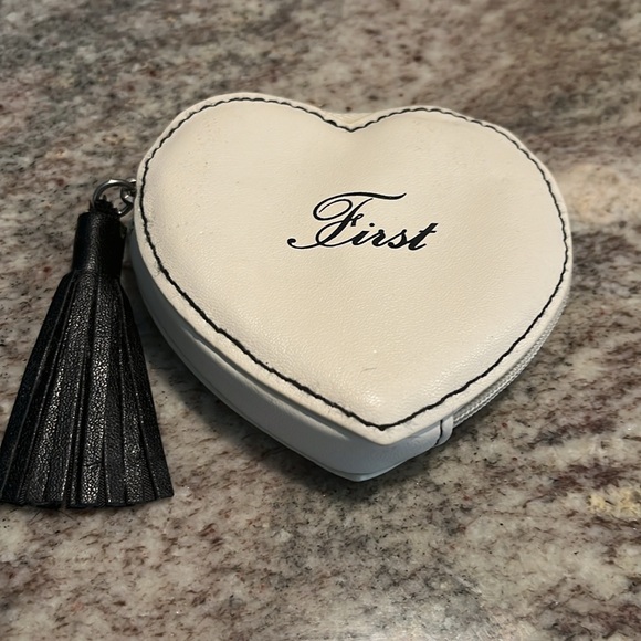 VAN CLEEF & ARPELS very rare “First” mini heart coin purse. - Picture 4 of 8